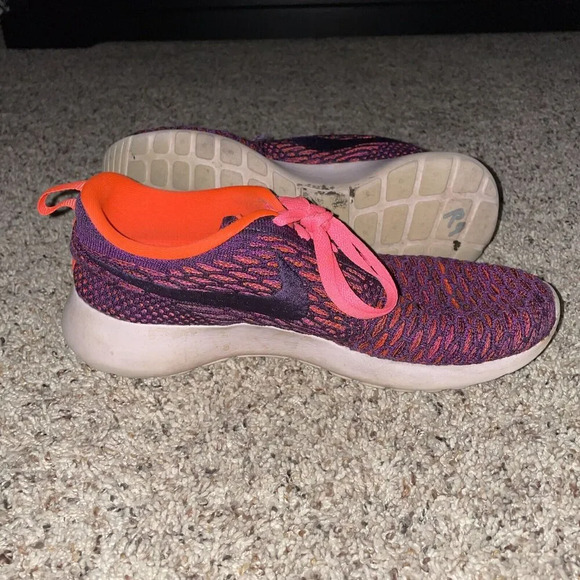 Nike‎ Roshe One Flyknit Shoes Womens 8.5 Purple Orange 704927-803 Running - Picture 2 of 9